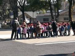 Un groupe d'écoliers tout mignons en sortie au zoo du parc Ueno