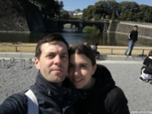 Mars 2017, sous un temps printanier à Tokyo nous avons immortalisé notre visite devant le palais impérial par un petit selfie